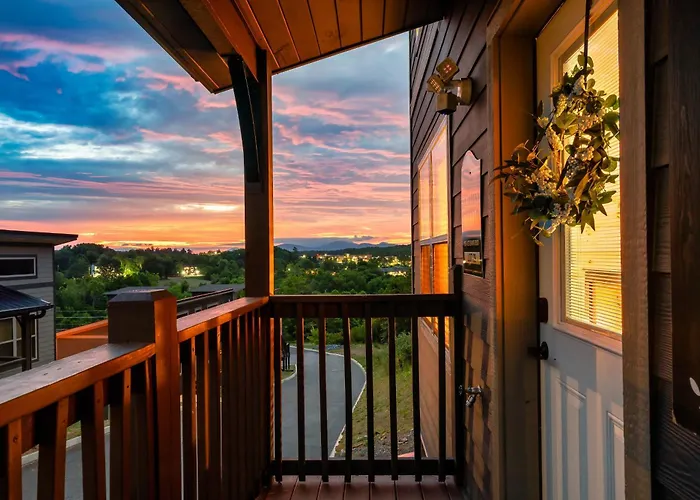 Prime Location! Gem Of Dollywood & Pf With Mtn View, Hot Tub & Game Room