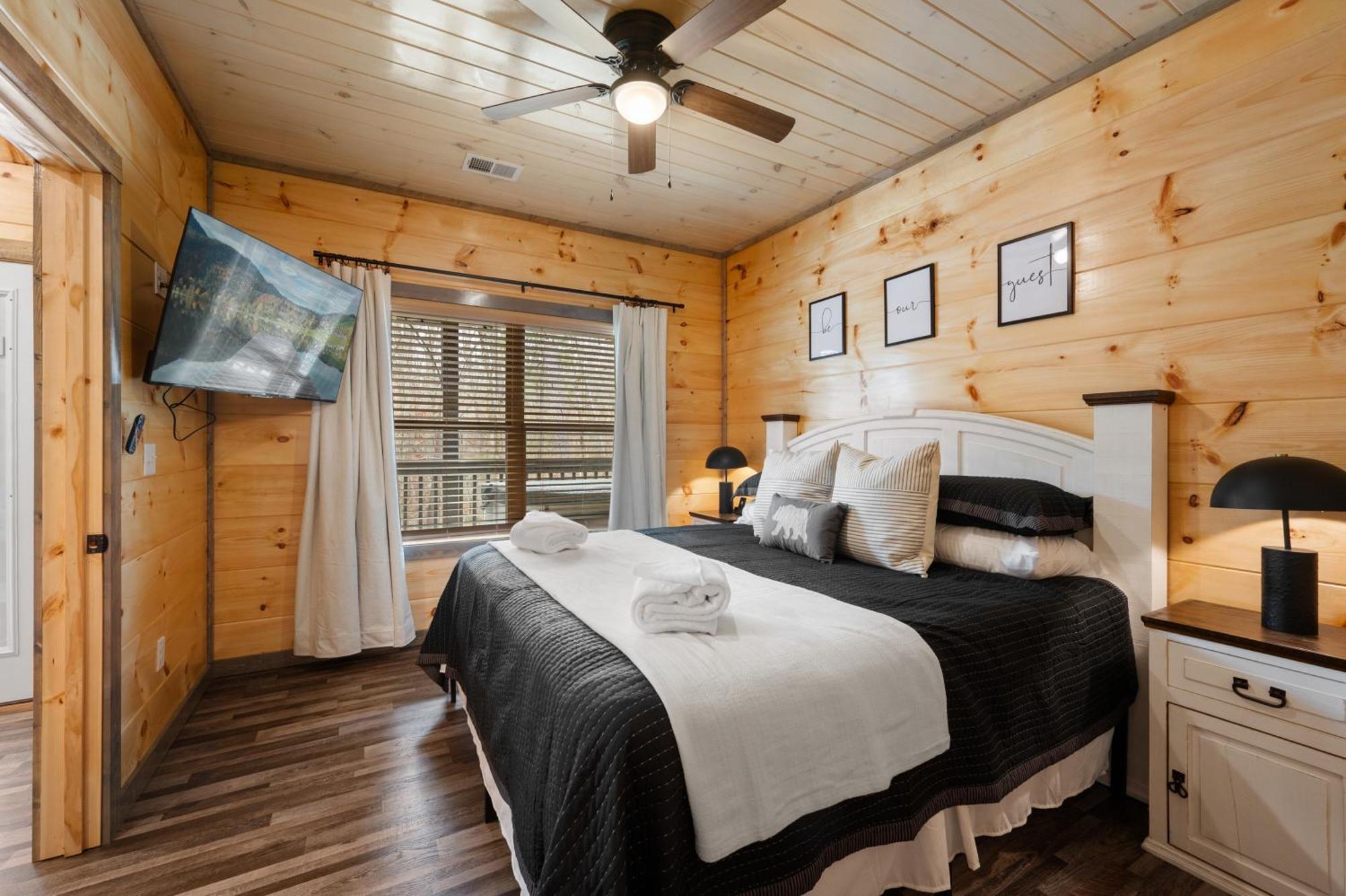 Prime Location! Gem Of Dollywood & Pf With Mtn View, Hot Tub & Game * Sevierville