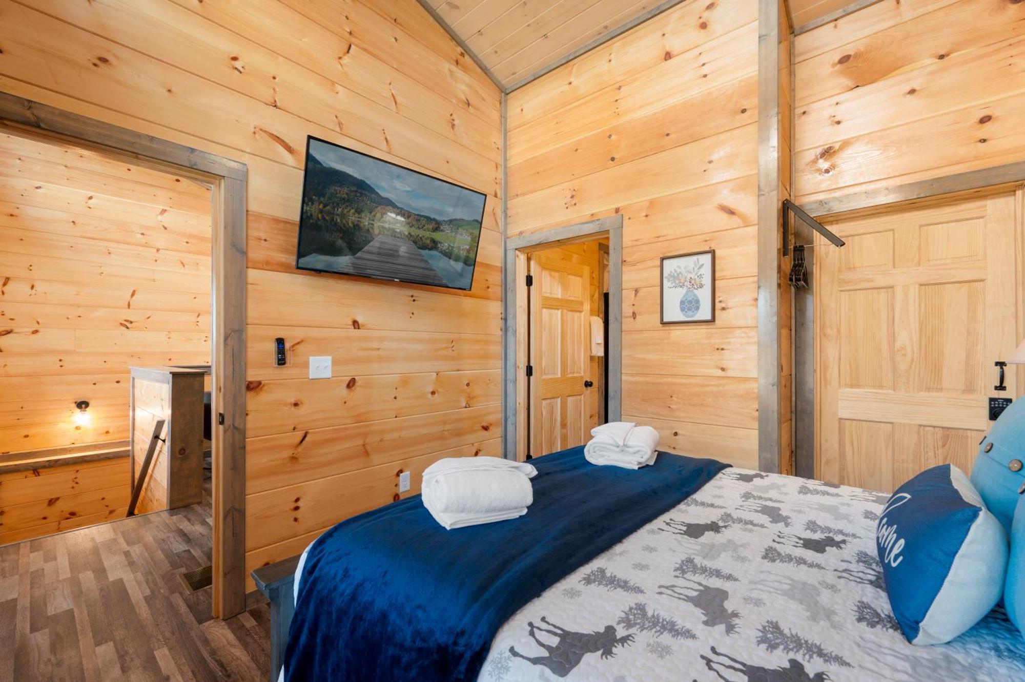 Prime Location! Gem Of Dollywood & Pf With Mtn View, Hot Tub & Game Holiday home