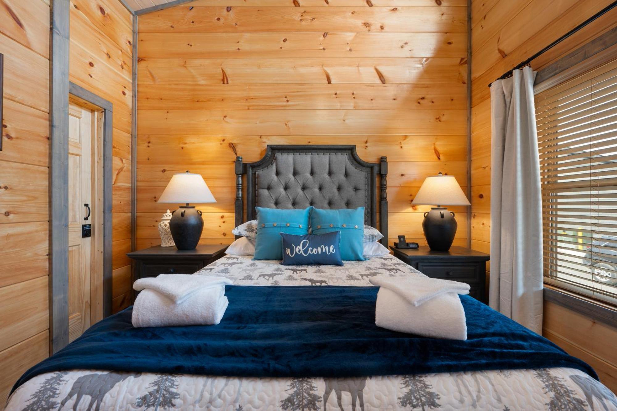 Prime Location! Gem Of Dollywood & Pf With Mtn View, Hot Tub & Game *