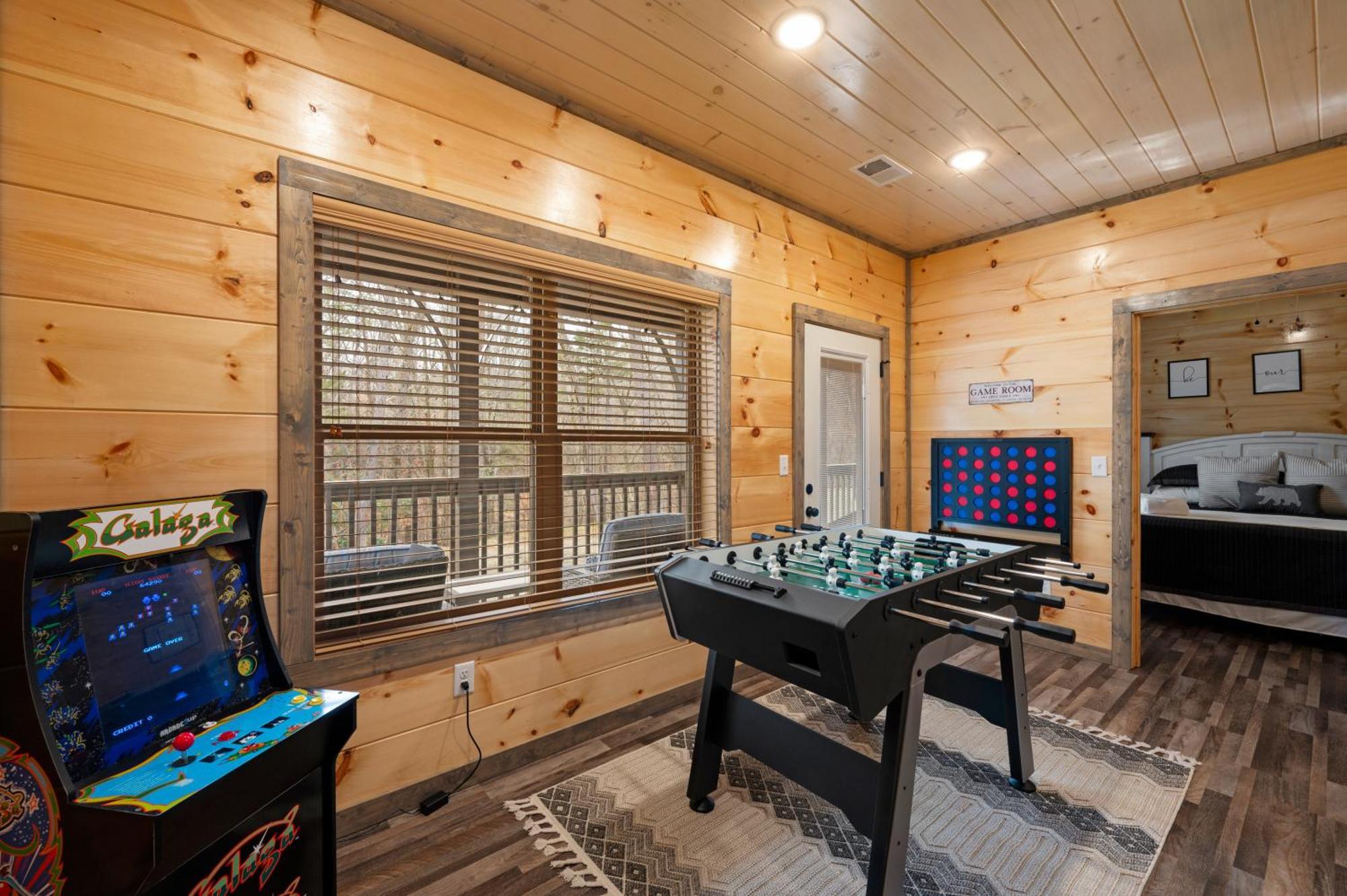Prime Location! Gem Of Dollywood & Pf With Mtn View, Hot Tub & Game *