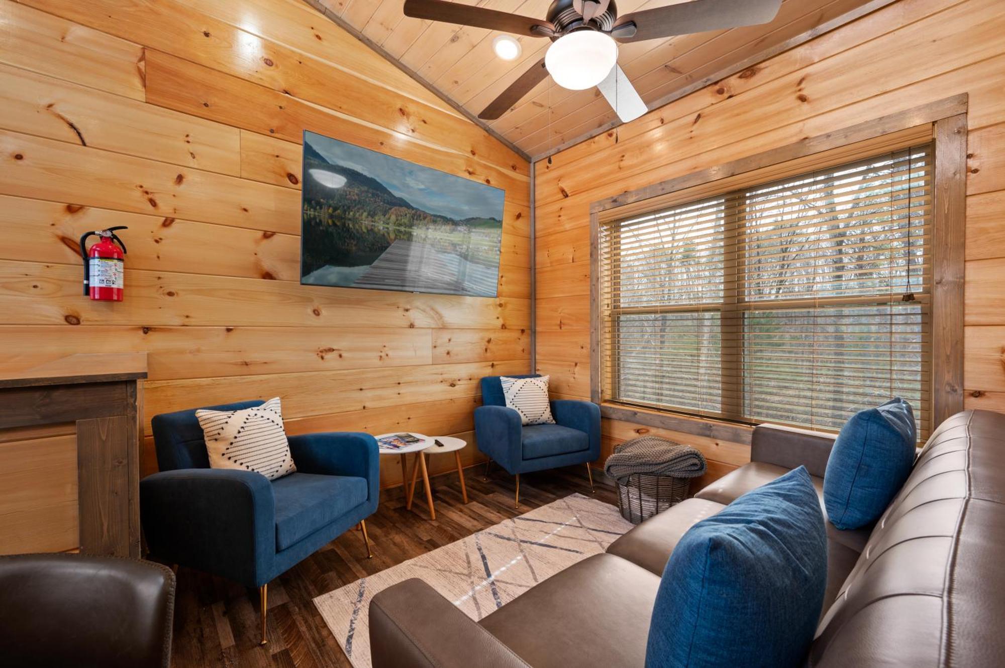 Prime Location! Gem Of Dollywood & Pf With Mtn View, Hot Tub & Game