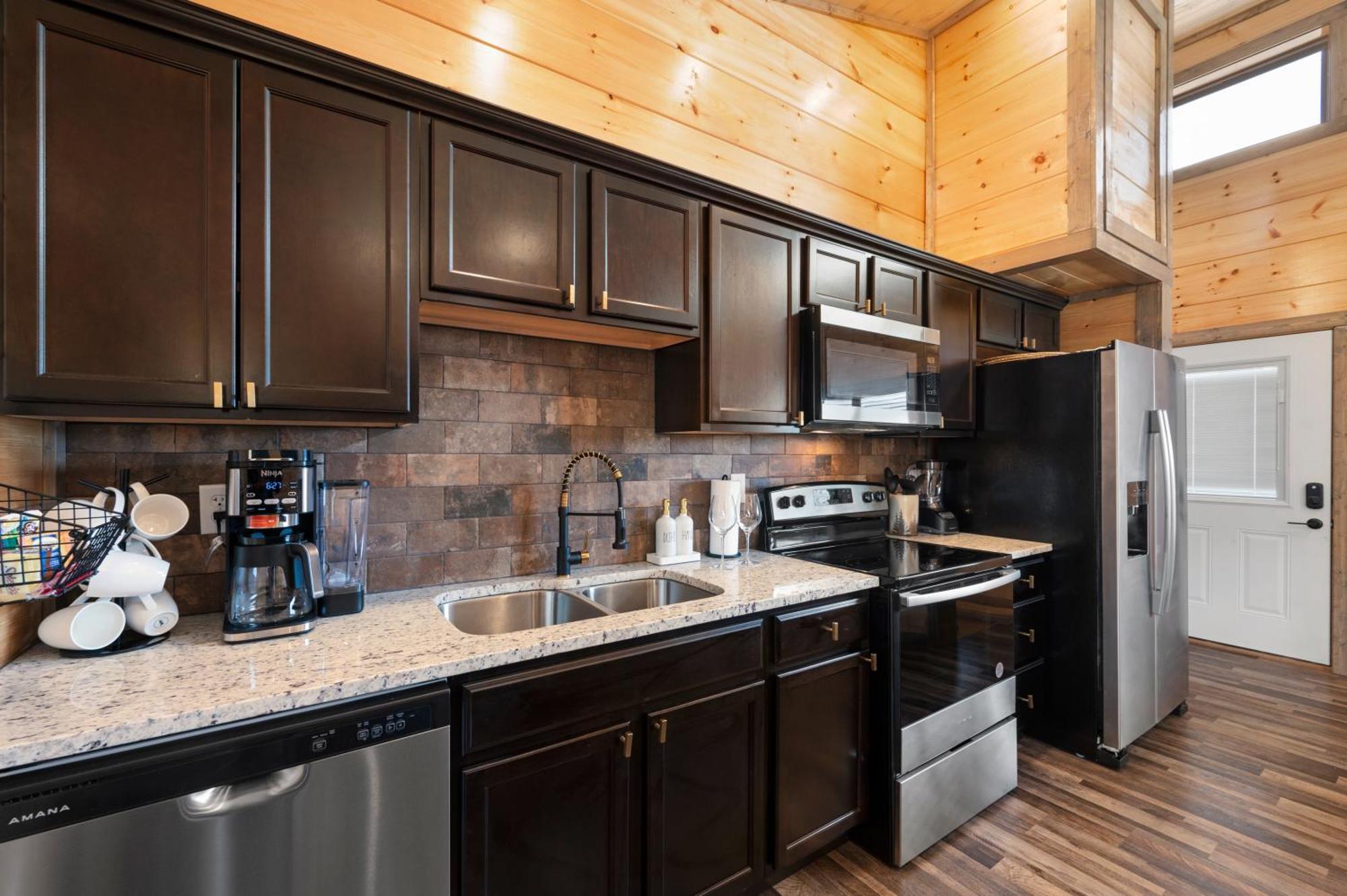 Prime Location! Gem Of Dollywood & Pf With Mtn View, Hot Tub & Game Sevierville