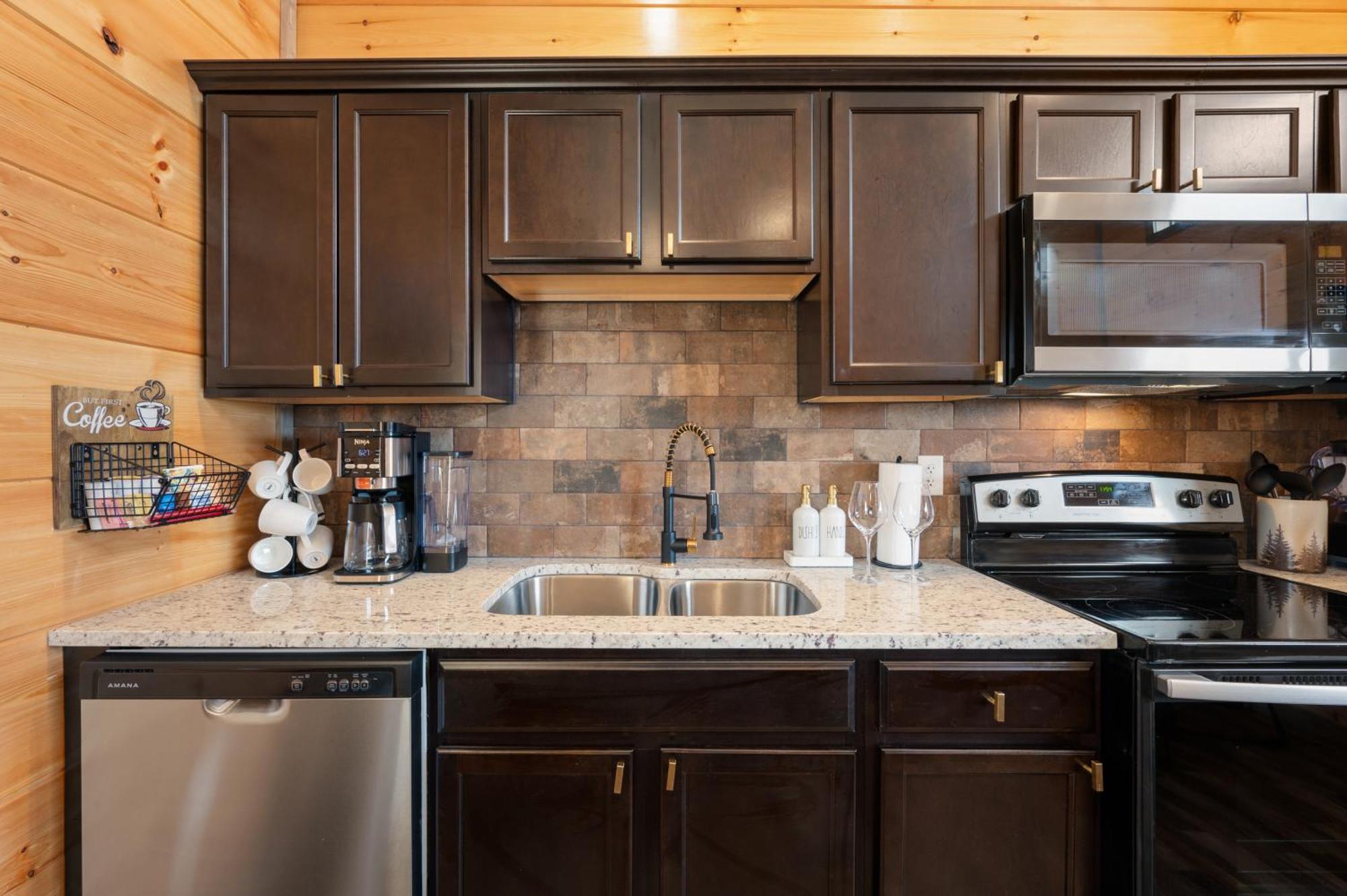 Prime Location! Gem Of Dollywood & Pf With Mtn View, Hot Tub & Game