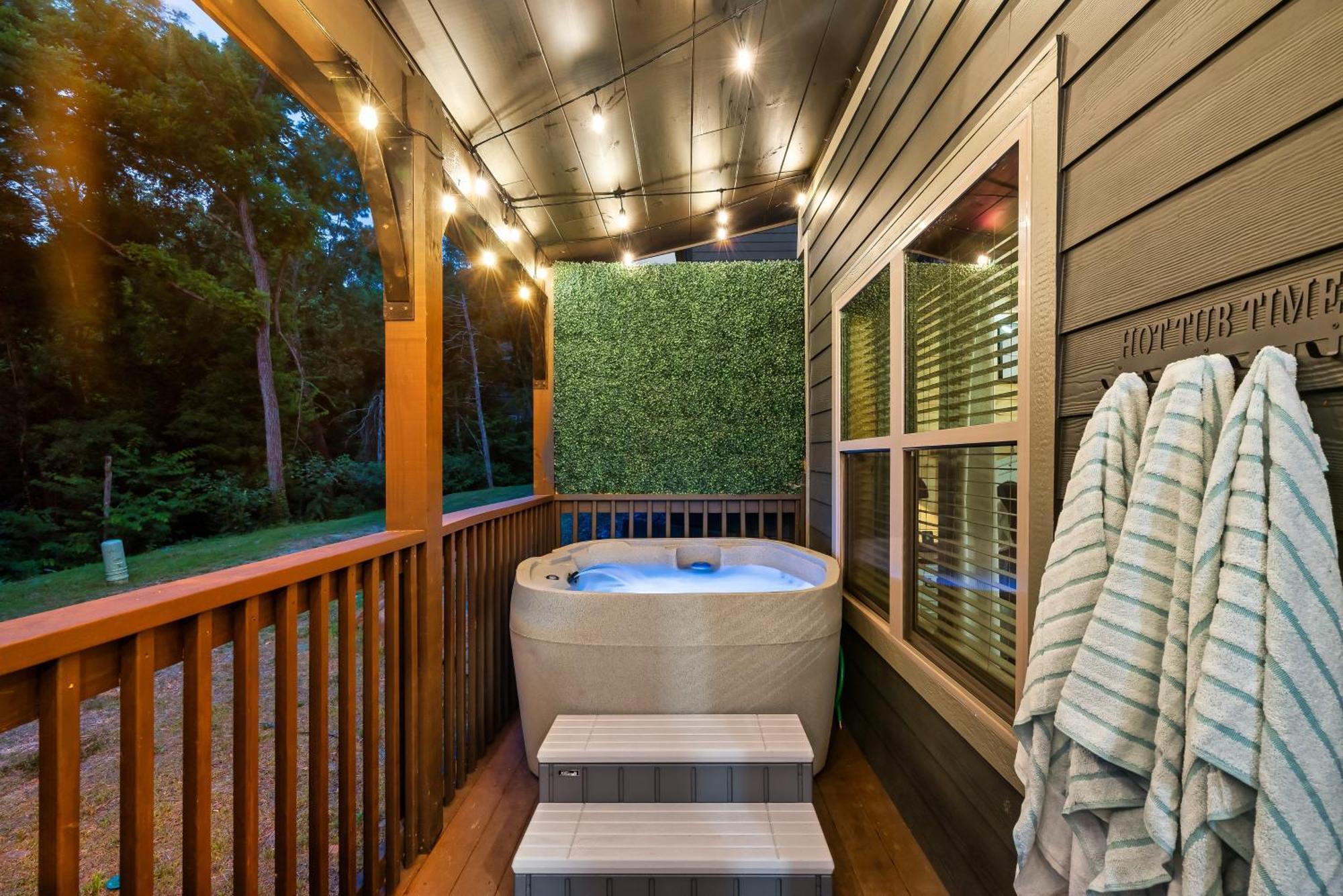 Holiday home Prime Location! Gem Of Dollywood & Pf With Mtn View, Hot Tub & Game *