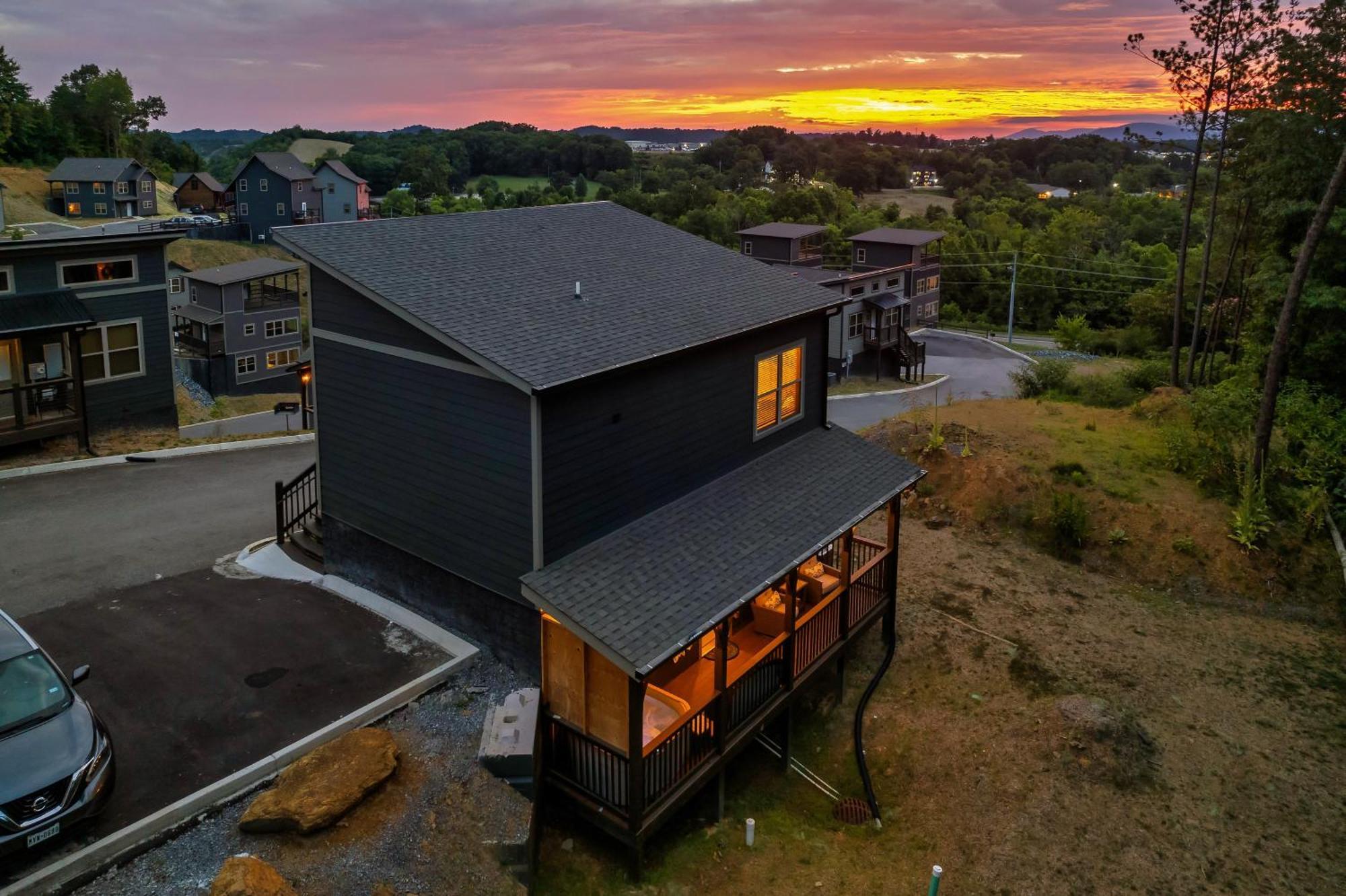 Prime Location! Gem Of Dollywood & Pf With Mtn View, Hot Tub & Game Holiday home