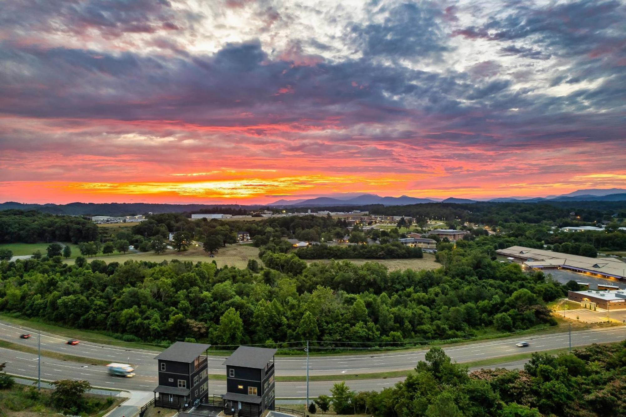 Prime Location! Gem Of Dollywood & Pf With Mtn View, Hot Tub & Game *