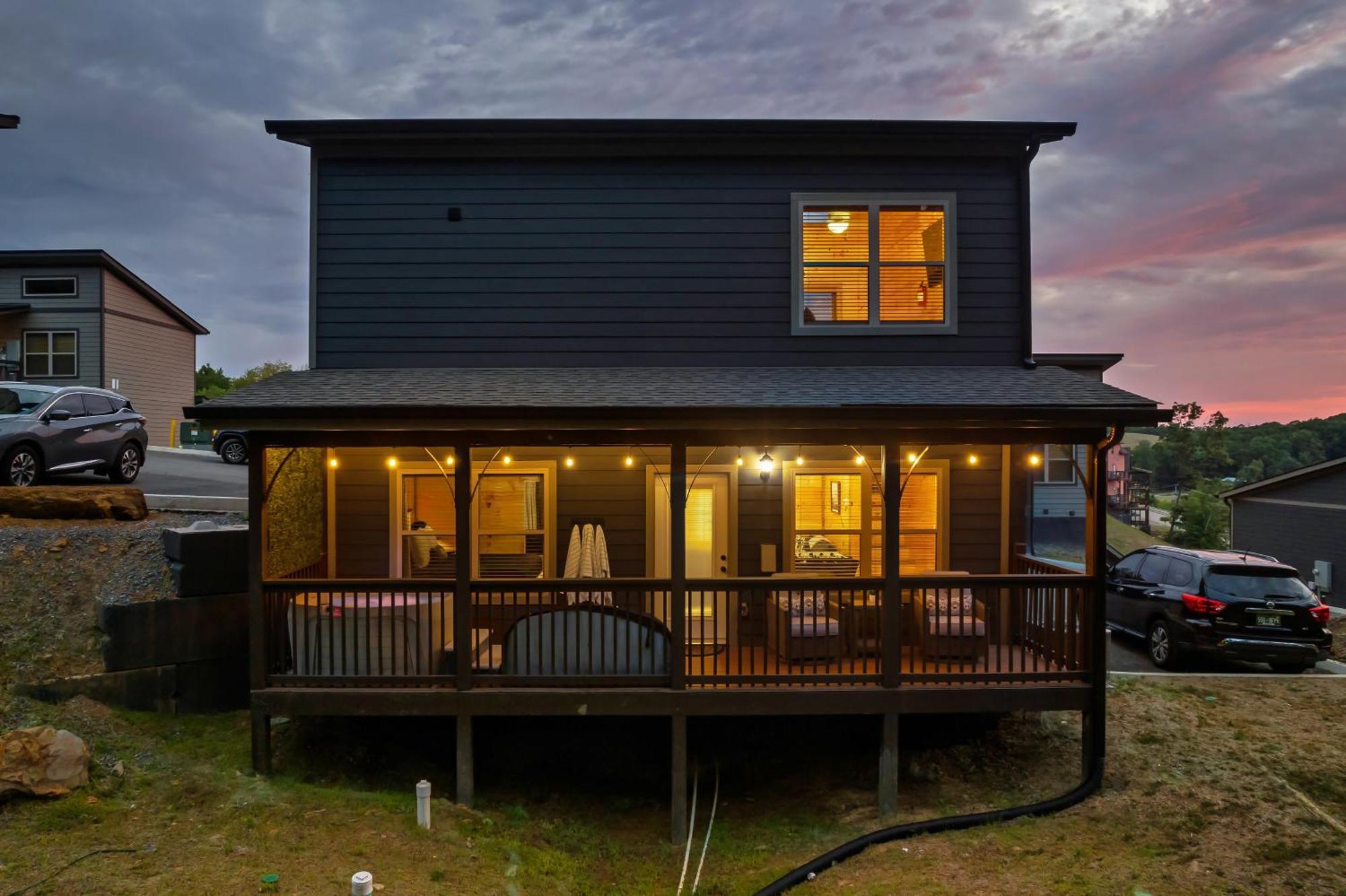 Prime Location! Gem Of Dollywood & Pf With Mtn View, Hot Tub & Game Holiday home