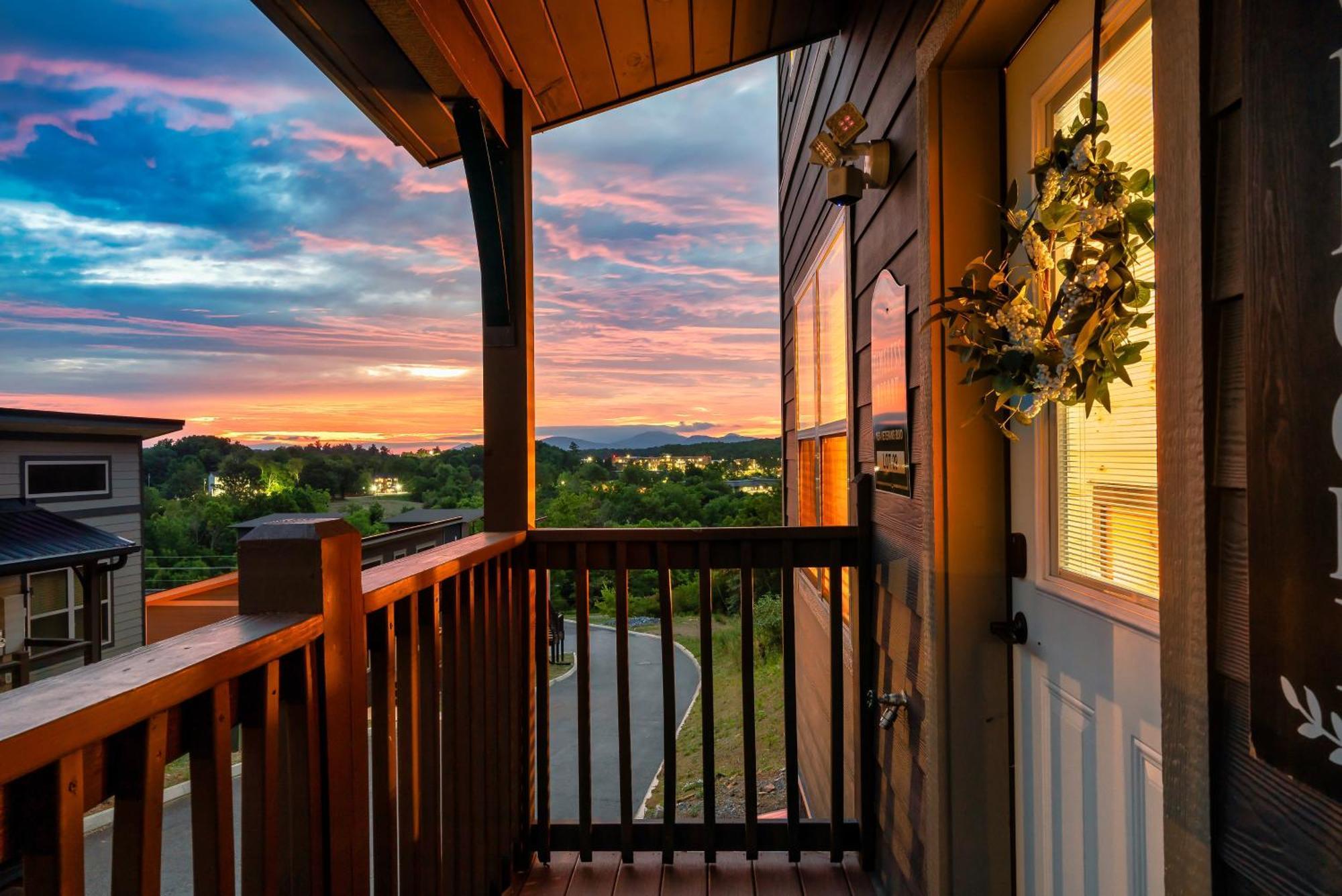 Holiday home Prime Location! Gem Of Dollywood & Pf With Mtn View, Hot Tub & Game *