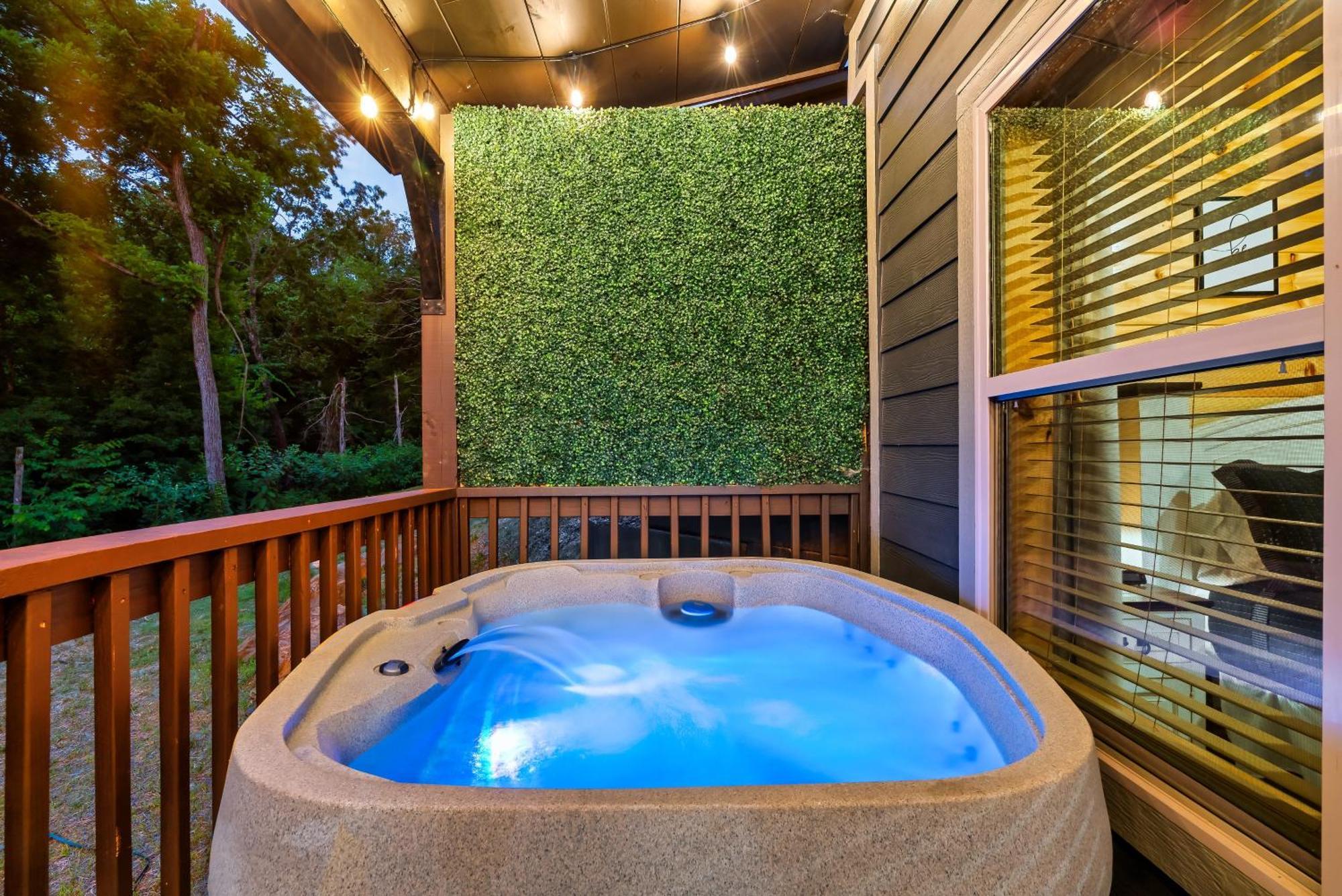 Prime Location! Gem Of Dollywood & Pf With Mtn View, Hot Tub & Game Sevierville