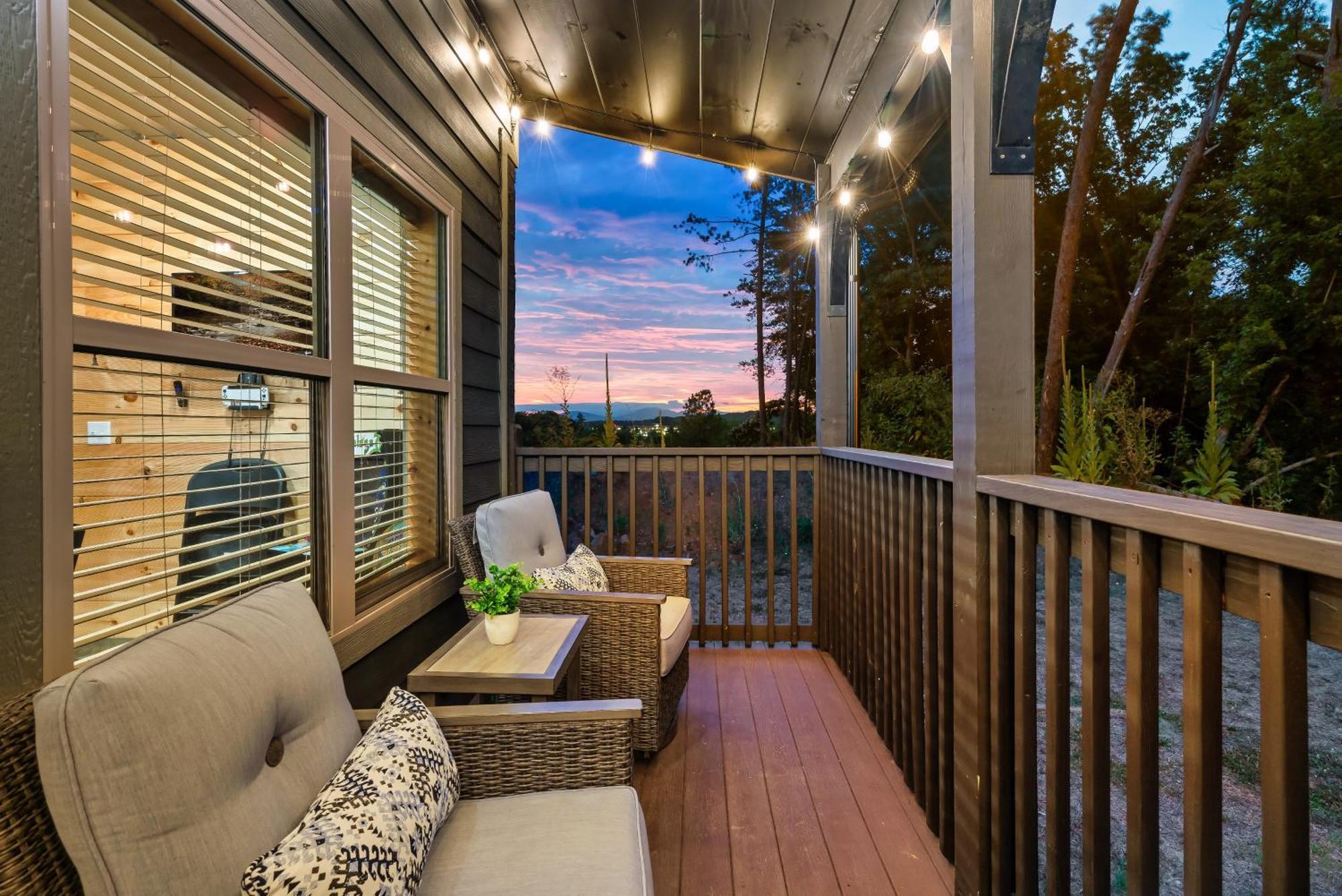 Prime Location! Gem Of Dollywood & Pf With Mtn View, Hot Tub & Game Holiday home