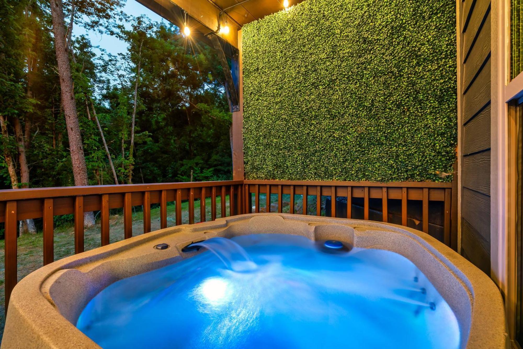 Prime Location! Gem Of Dollywood & Pf With Mtn View, Hot Tub & Game Sevierville